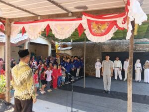 ‎Karang Taruna Sub Unit 601 Kelurahan Jakasetia menggelar upacara bendera peringatan HUT ke-80 RI