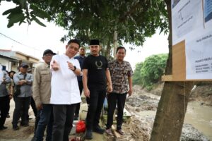 Cegah Banjir, Bupati Bekasi Tinjau Pembangunan Tanggul Sungai Cikadu