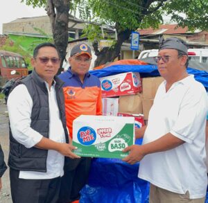Intensitas Hujan Tinggi, Plt Bupati Bekasi Tinjau Lokasi Banjir dan Salurkan Bantuan untuk Warga