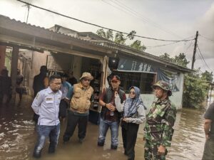 Camat Pebayuran dan Karang Taruna Salurkan Bantuan untuk Warga Terdampak Banjir di Karangharja