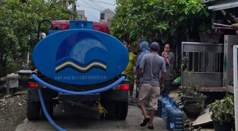 Perumda Tirta Bhagasasi Terus Memasok Air Bersih Untuk Korban Banjir